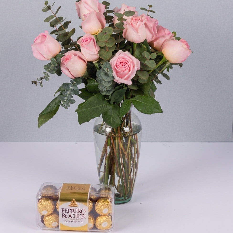 Detalle de 12 Rosas Claritas Con Ferrero 16 - En Barcelo