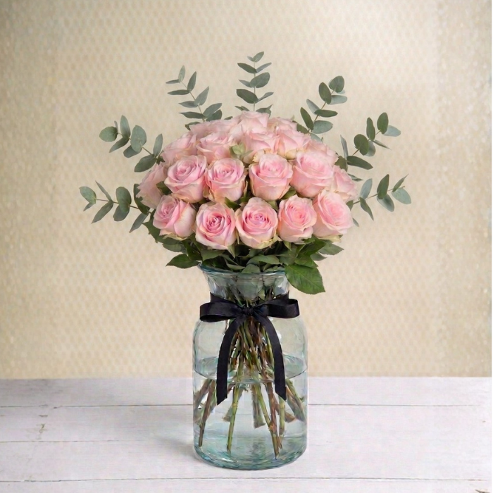 Amor de Caramelo - 24 Rosas Claritas con Eucalipto En Florero