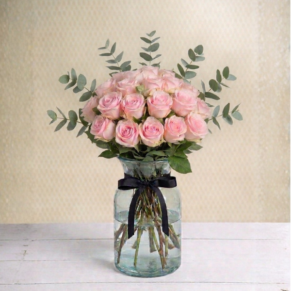 Amor de Caramelo - 24 Rosas Claritas con Eucalipto En Florero