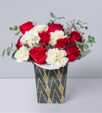 8 Rosas Rojas y 5 Claveles Blancos con Dolar y Limonium - En Caja Arlequín
