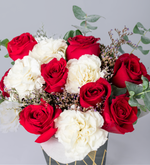 8 Rosas Rojas y 5 Claveles Blancos con Dolar y Limonium - En Caja Arlequín