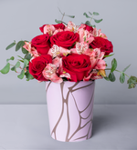 Rosas Rojas y Astromelias Rosa - Caja Deco