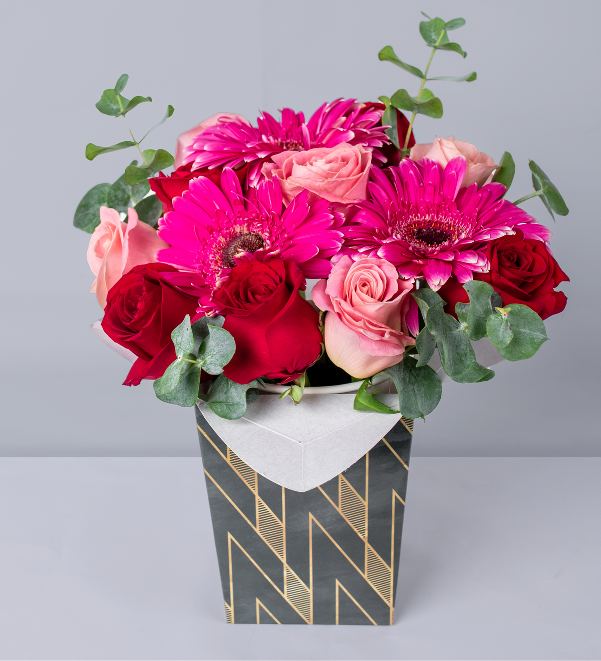Rosas y Gerberas Rosas - En Caja Arlequín