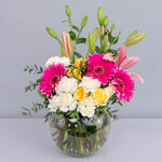 Clavel blanco, lily rosa, rosa amarilla y gerbera rosa en florero (A)