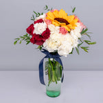 Rosas y clavel blanco y girasol en jarrón de cristal (M)