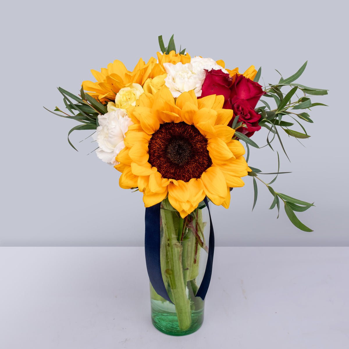 Girasoles, Rosa roja y amarilla, Clavel Blanco (M)