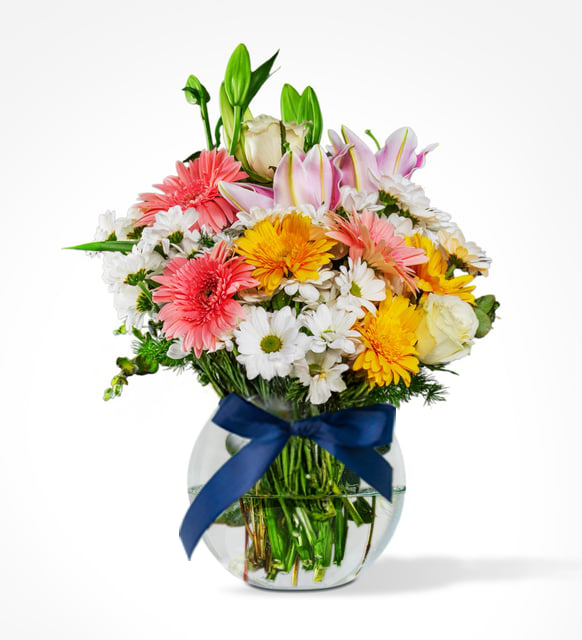 Margarita, lily rosa, gerbera rosa y amarilla en florero