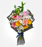 Margarita, lirio rosa, gerbera amarilla y rosa en ramo negro