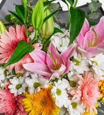 Margarita, lirio rosa, gerbera amarilla y rosa en ramo negro