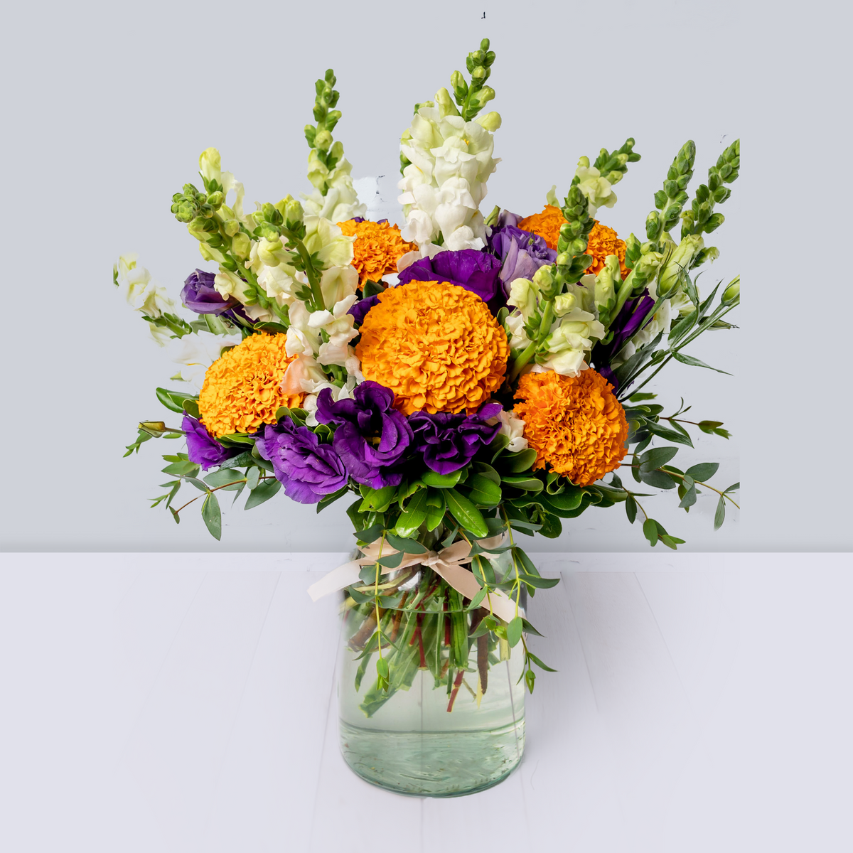 Mictlán - Cempasúchil, Lisianthus Morado y Perrito Blanco | LolaFlora CDMX SUR