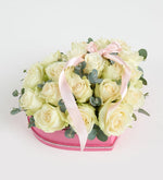Rosa blanca y listón rosa en caja de corazón