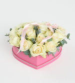 Rosa blanca y listón rosa en caja de corazón
