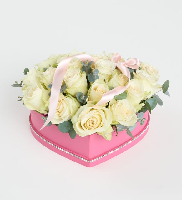 Rosa blanca y listón rosa en caja de corazón
