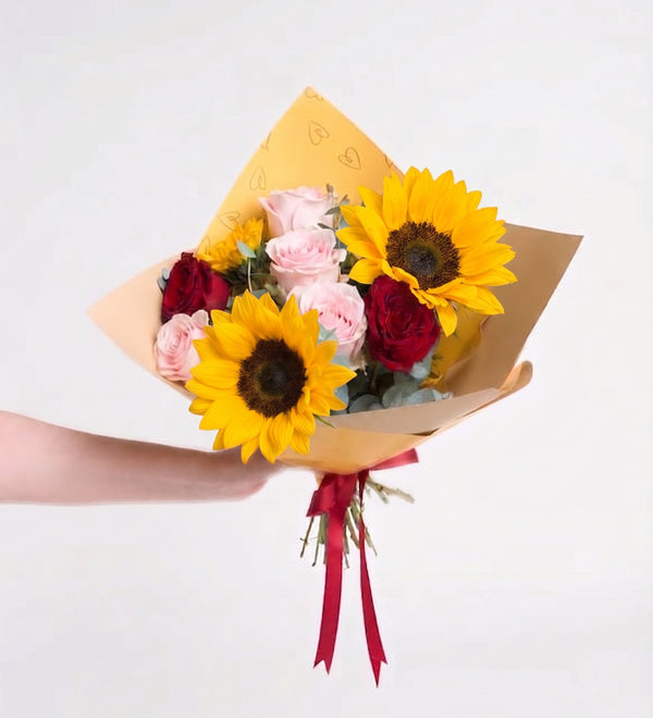 Ramo de 3 Girasoles, 4 Rosas Claritas y 4 Rojas - En Papel Amarillo