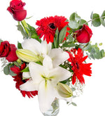 Rosa roja, gerbera y lilium blanco en jarrón (A)