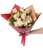 Astromelia blanca y rosa rosa / ramo de papel periódico burdeos (B)