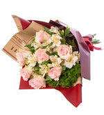 Astromelia blanca y rosa rosa / ramo de papel periódico burdeos (B)