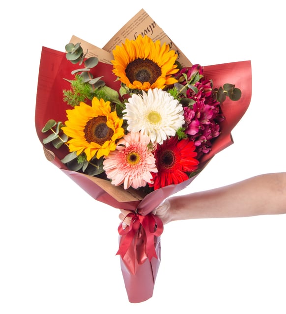 Girasol y gerberas de colores en ramo de burdeos