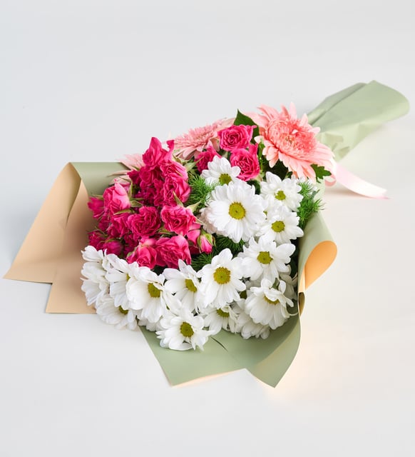 Rosa mini rosa, margarita blanca y gerbera rosa en un ramo