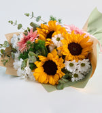 Girasol, margarita blanca y gerbera rosa en un elegante ramo
