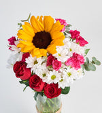 Rosas y margarita blanca y girasol en jarrón de cristal (M)
