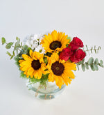 Girasol y rosa roja y margarita blanca en jarrón pecera (A)