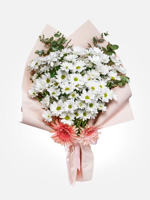 Margarita blanca y gerbera rosa en un ramo rosa pastel