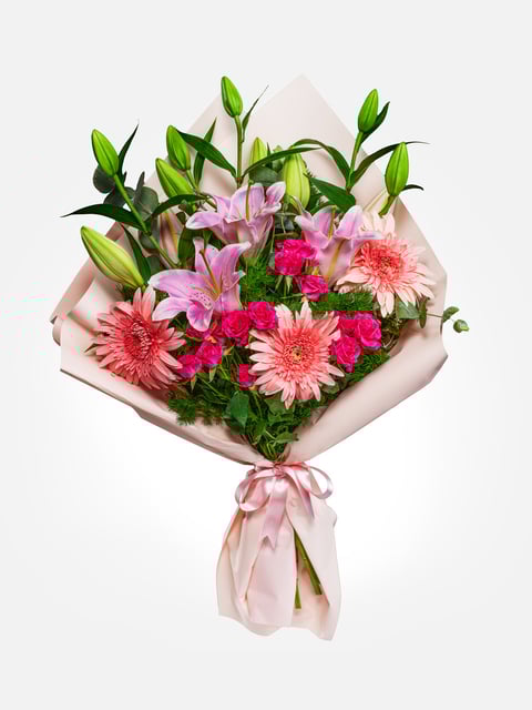 Gerbera rosa y lily rosa en un ramo rosa pastel (M)