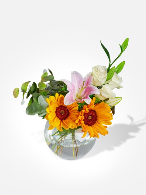 Girasol y rosa blanca en jarrón pecera