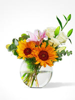 Girasol y rosa blanca en jarrón pecera