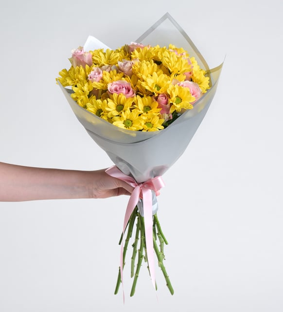 Ramo de margaritas amarillas y rosas rosadas (M)