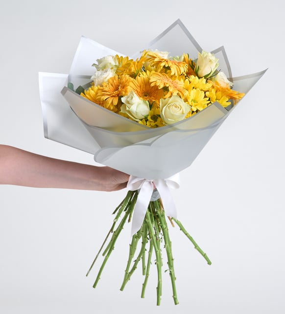 Rosas blancas, gerberas amarillas y margaritas en el ramo (M)