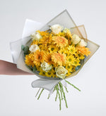 Rosas blancas, gerberas amarillas y margaritas en el ramo
