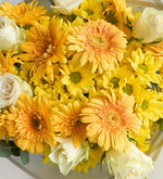 Rosas blancas, gerberas amarillas y margaritas en el ramo