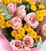 Rosa rosa y crisantemo amarillo en un ramo rosa pastel