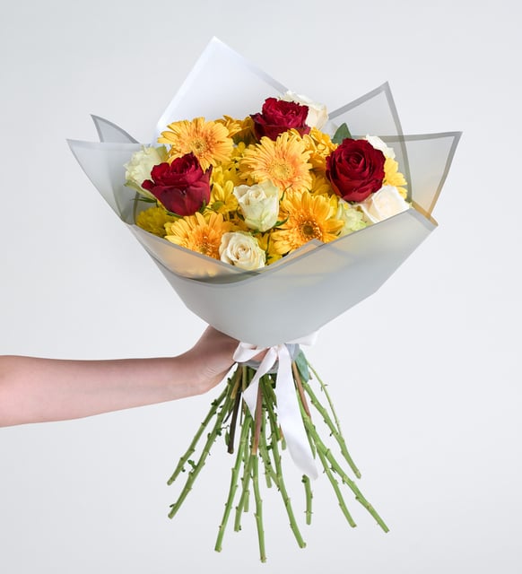 Rosa roja, margarita amarilla y gerbera amarilla en ramo gris