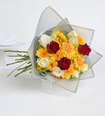 Rosa roja, margarita amarilla y gerbera amarilla en ramo gris