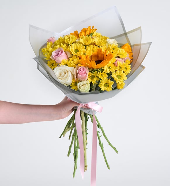 Girasol, rosa blanca y rosa rosa en ramo gris