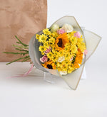 Girasol, rosa blanca y rosa rosa en ramo gris