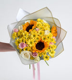 Girasol, rosa blanca y rosa rosa en ramo gris