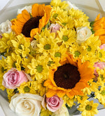 Girasol, rosa blanca y rosa rosa en ramo gris