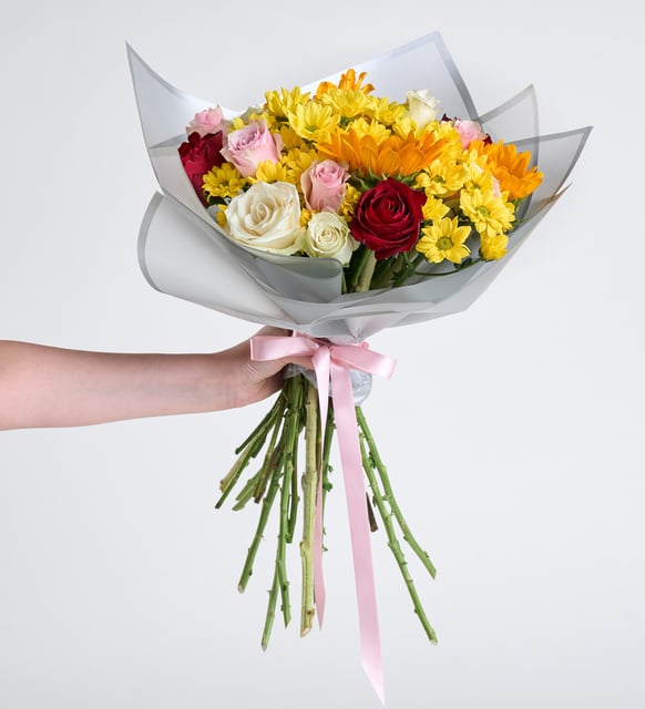 Girasol, rosa rosa y margarita amarilla en ramo gris