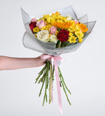 Girasol, rosa rosa y margarita amarilla en ramo gris
