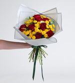 Rosa Roja y crisantemo amarillo en un ramo gris