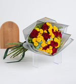 Rosa Roja y crisantemo amarillo en un ramo gris