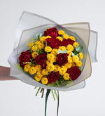 Rosa Roja y crisantemo amarillo en un ramo gris
