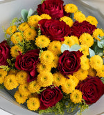 Rosa Roja y crisantemo amarillo en un ramo gris