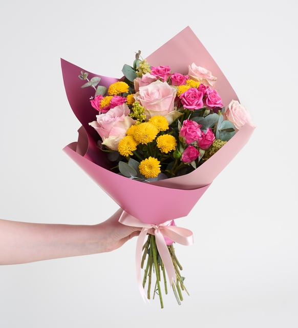 Crisantemo amarillo, rosas rosas y mini rosas en ramo rosa