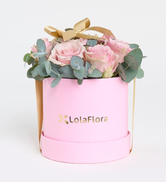 Rosa rosa, eucalipto y listón amarillo en caja rosa