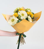 Gerberas blancas y crisantemos amarillos en un ramo amarillo